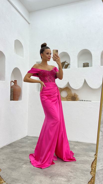 Fuşya Kuşaklı Güpürlü Abiye Elbise