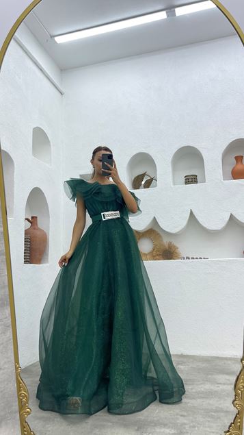 Vestido de noche esmeralda con volante con cinturón brillante