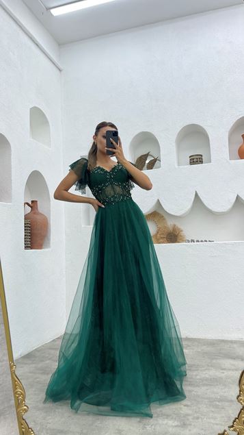 Abito da sera in pizzo ricamato con petto color smeraldo