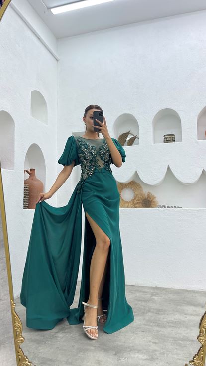 Zümrüt Transparan Detay Önü İşlemeli Saten Abiye Elbise