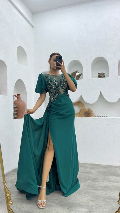 Zümrüt Transparan Detay Önü İşlemeli Saten Abiye Elbise