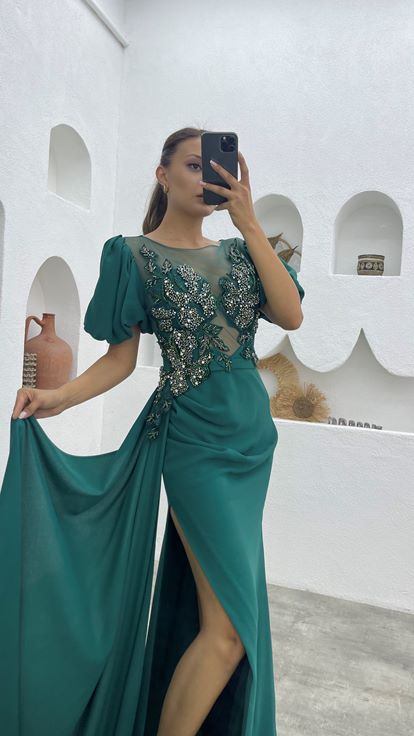 Zümrüt Transparan Detay Önü İşlemeli Saten Abiye Elbise