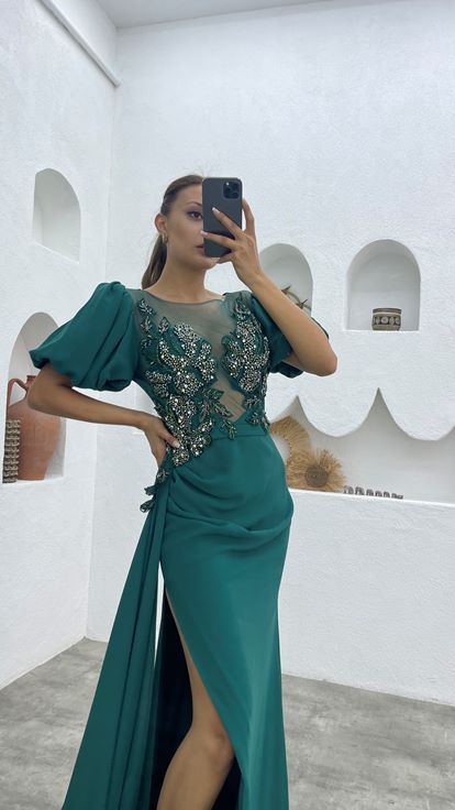 Zümrüt Transparan Detay Önü İşlemeli Saten Abiye Elbise