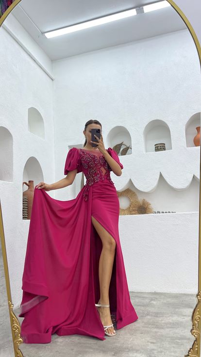 Vestido de noche de satén bordado en la parte delantera con detalle transparente fucsia