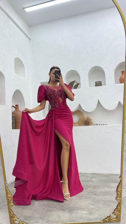 Vestido de noche de satén bordado en la parte delantera con detalle transparente fucsia