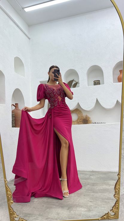 Vestido de noche de satén bordado en la parte delantera con detalle transparente fucsia
