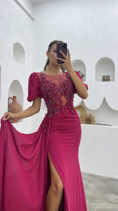 Vestido de noche de satén bordado en la parte delantera con detalle transparente fucsia