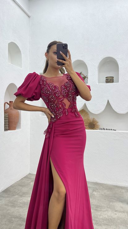 Vestido de noche de satén bordado en la parte delantera con detalle transparente fucsia