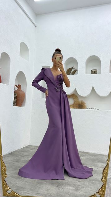 Lilafarbenes, einärmliges, besticktes Abendkleid