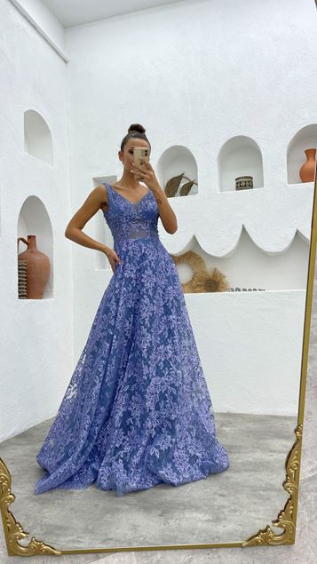 Indigofarbenes Abendkleid aus Tüll mit Trägern und Stickereien