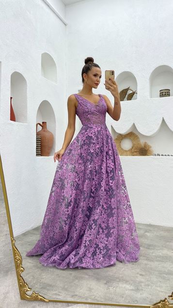 Vestido de noche de tul bordado con tirantes lilas