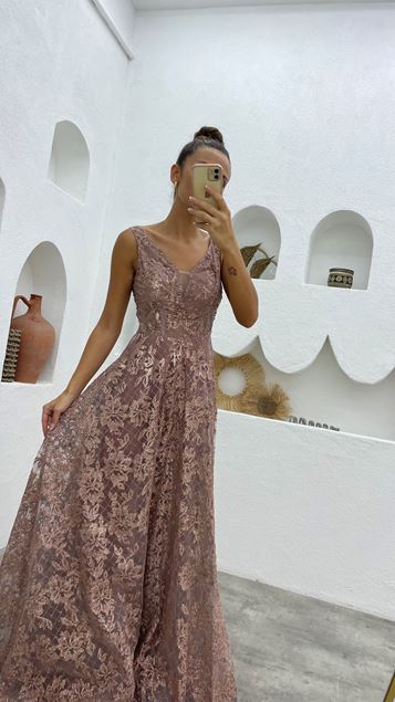 Abito da sera in tulle ricamato con spalline