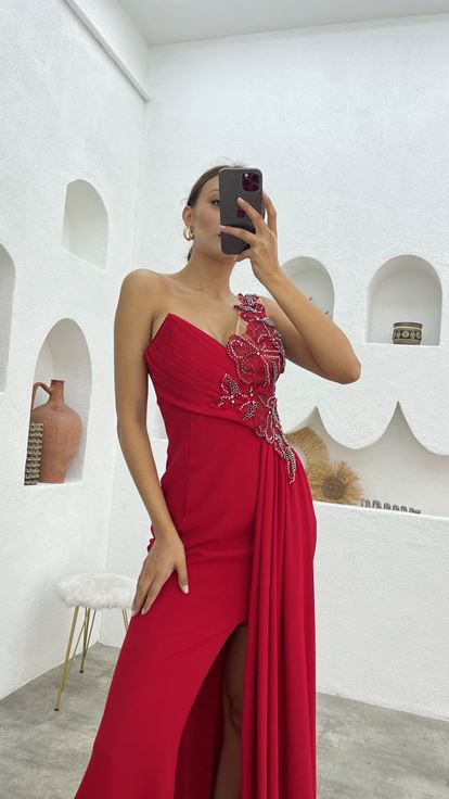 Vestido de noche bordado de un hombro rojo