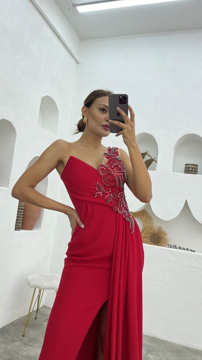 Vestido de noche bordado de un hombro rojo