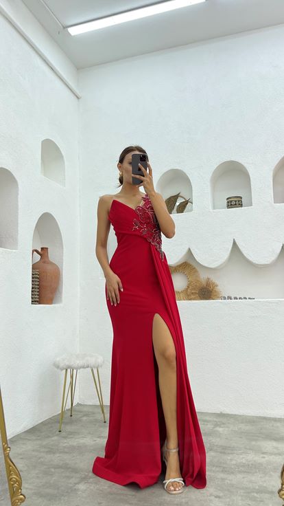 Vestido de noche bordado de un hombro rojo
