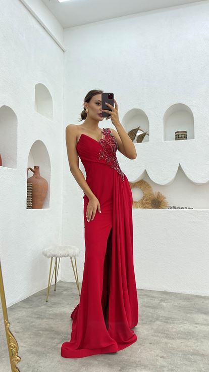 Vestido de noche bordado de un hombro rojo