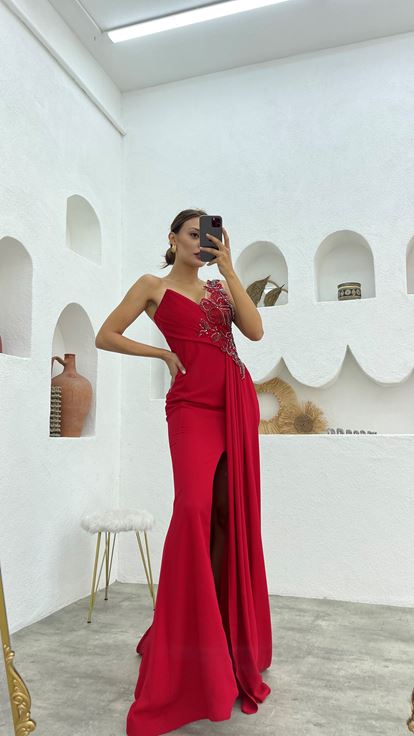 Vestido de noche bordado de un hombro rojo