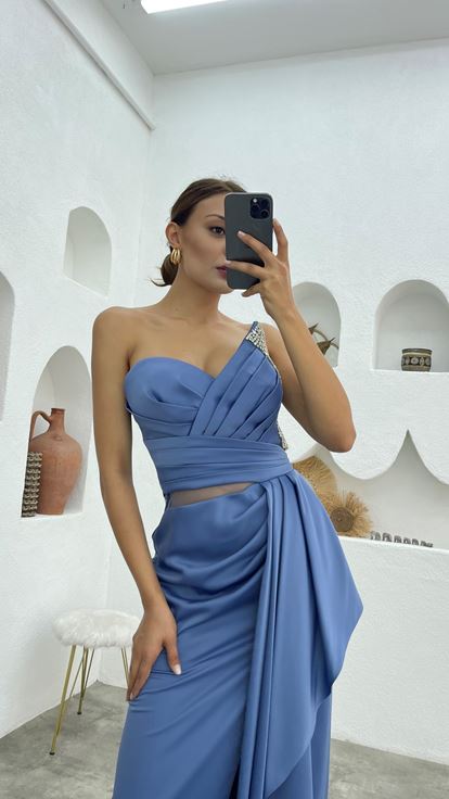 Indigoblaues  trägerloses  besticktes  drapiertes Satin Abendkleid