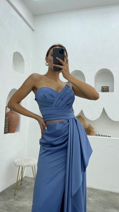 Indigoblaues  trägerloses  besticktes  drapiertes Satin Abendkleid