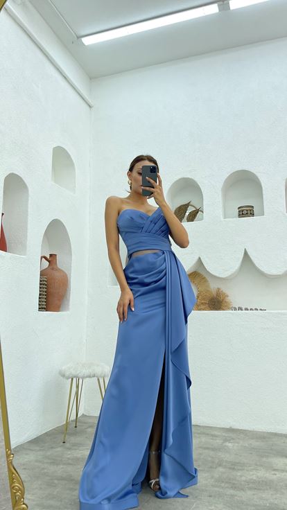 Indigoblaues  trägerloses  besticktes  drapiertes Satin Abendkleid