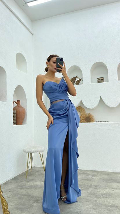 Indigoblaues  trägerloses  besticktes  drapiertes Satin Abendkleid