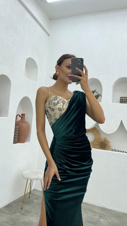 Abito da sera color smeraldo monospalla ricamato e drappeggiato