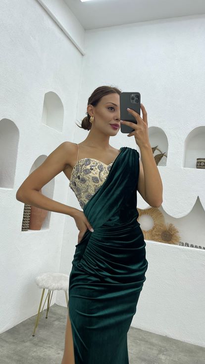 Abito da sera color smeraldo monospalla ricamato e drappeggiato