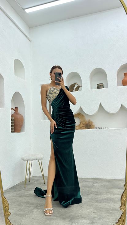 Abito da sera color smeraldo monospalla ricamato e drappeggiato