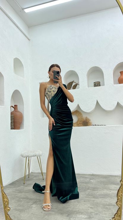 Abito da sera color smeraldo monospalla ricamato e drappeggiato