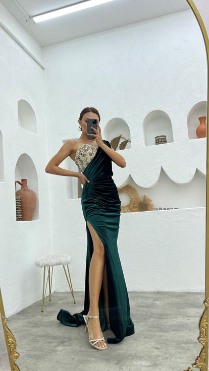 Abito da sera color smeraldo monospalla ricamato e drappeggiato