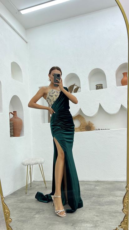 Abito da sera color smeraldo monospalla ricamato e drappeggiato