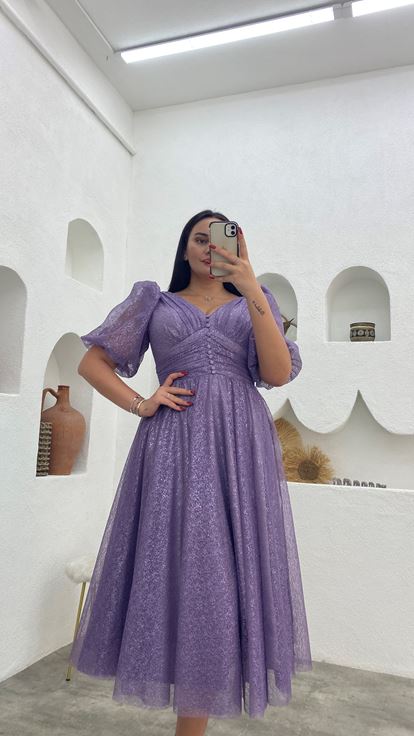 Lilafarbenes, geknöpftes, silbriges Abendkleid mit Ballonärmeln in Übergröße