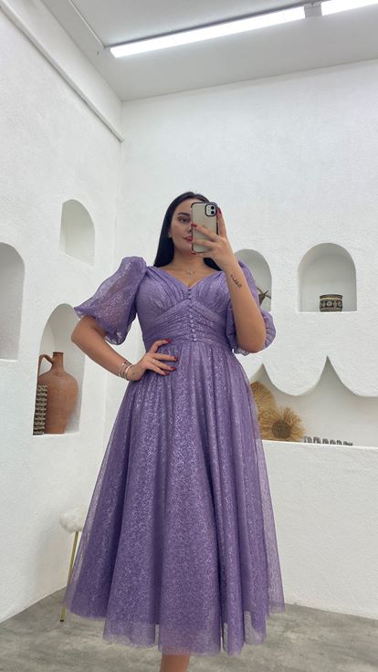 Lilafarbenes, geknöpftes, silbriges Abendkleid mit Ballonärmeln in Übergröße