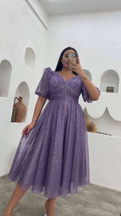 Lilafarbenes, geknöpftes, silbriges Abendkleid mit Ballonärmeln in Übergröße