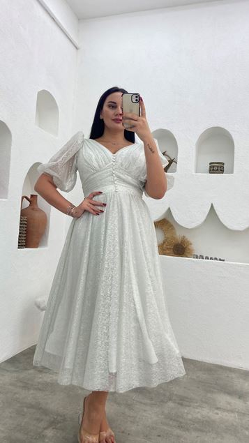 Weißes, geknöpftes, silbriges Abendkleid mit Ballonärmeln in Übergröße