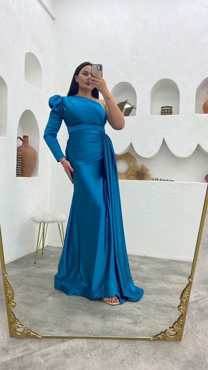 Türkisfarbenes  besticktes  drapiertes  einärmeliges Abendkleid aus Satin