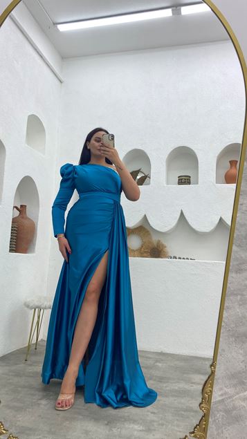 Türkisfarbenes, besticktes, drapiertes, einärmliges Satin-Abendkleid