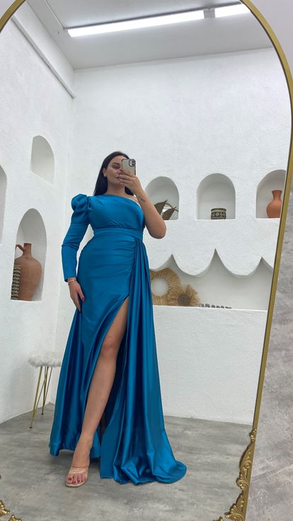 Türkisfarbenes  besticktes  drapiertes  einärmeliges Abendkleid aus Satin