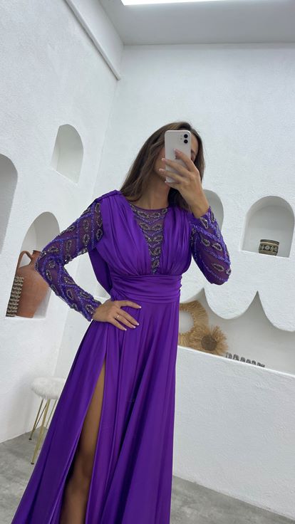 Abito da sera in raso viola con maniche e busto ricamati 