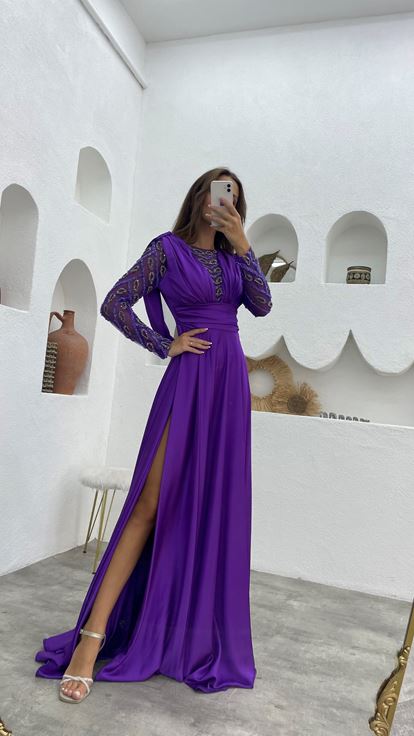 Abito da sera in raso viola con maniche e busto ricamati 