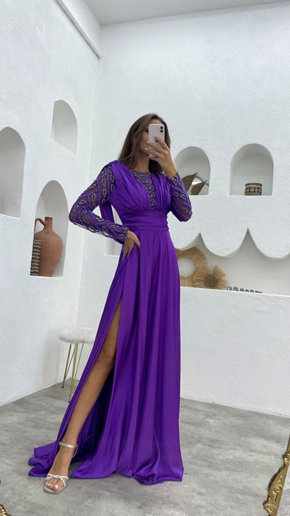 Abito da sera in raso viola con maniche e busto ricamati 