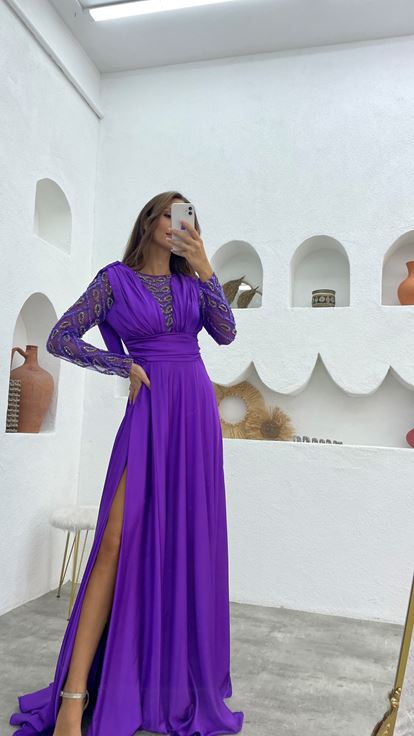 Abito da sera in raso viola con maniche e busto ricamati 