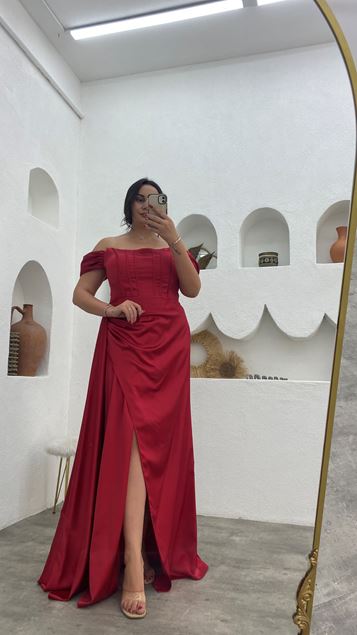 Rotes drapiertes Satin-Abendkleid in Übergröße