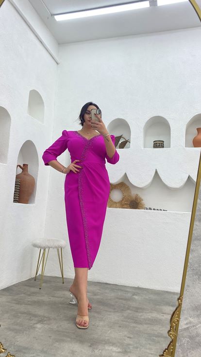 فستان سهرة بمقاسات كبيرة مطرز باللون الفوشيا بأكمام واسعة