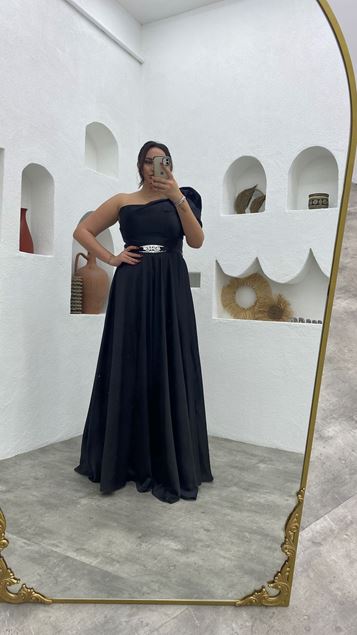 Vestido de noche de talla grande de satén con cinturón y volantes de manga única negro