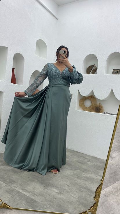 فستان سهرة بمقاسات كبيرة من الساتان المنسدل بلون أخضر نعناعي من قماش الجيبور