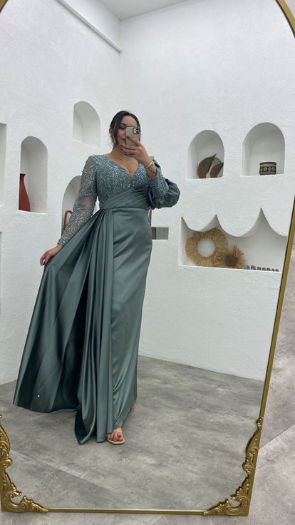فستان سهرة بمقاسات كبيرة من الساتان المنسدل بلون أخضر نعناعي من قماش الجيبور