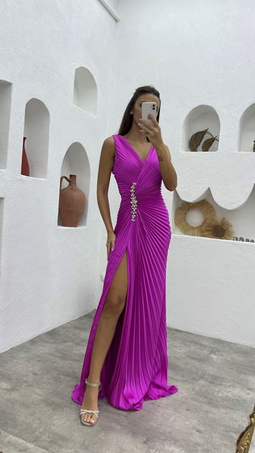 Robe de soirée en satin brodé à cordon rose