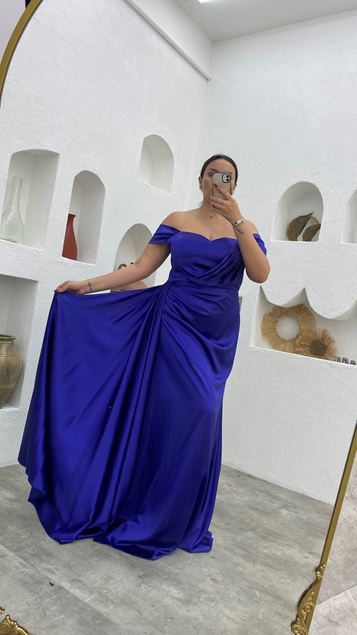 Saks Abendkleid aus drapiertem Satin mit Ballonärmeln in Übergröße