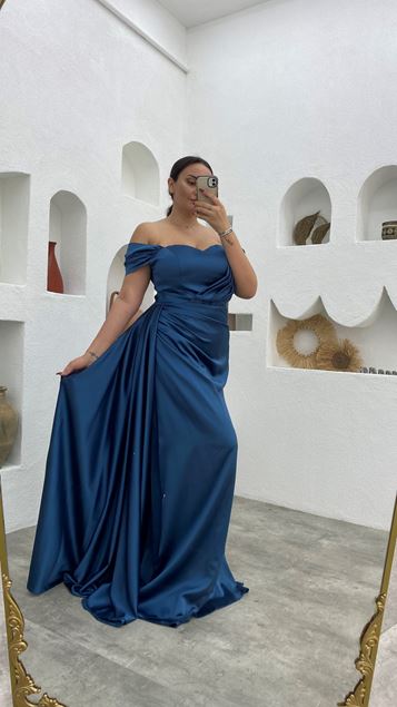 Petrolblaues, drapiertes Satin-Abendkleid mit Ballonärmeln in Übergröße